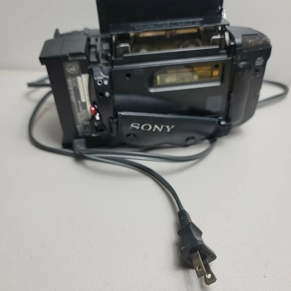 Sony Video Hi-8 Handycam CCD-TR400 Camcorder As Is NO work selling just for part